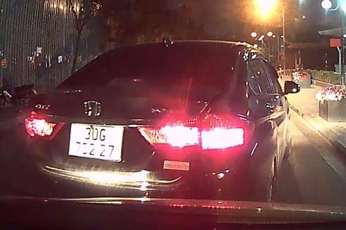 Sau va chạm, hai ô tô đuổi nhau trên phố Hà Nội trong đêm khuya