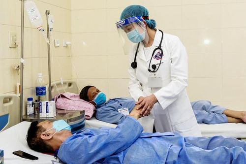 Bệnh nhân ung thư tại Việt Nam có nên tiêm vắc xin Covid-19?