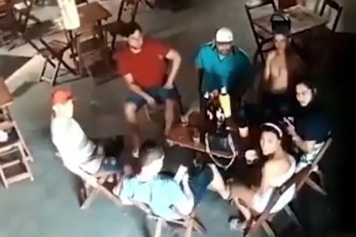 Vợ nã đạn vào cô gái trẻ ngồi cạnh chồng trong quán bar