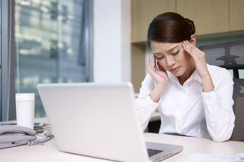 Làm gì để ngăn đau đầu khi làm việc nhiều với máy tính?