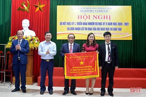 Sở GD&ĐT Hà Tĩnh đón nhận cờ dẫn đầu phong trào thi đua 'Đổi mới, sáng tạo trong dạy và học'