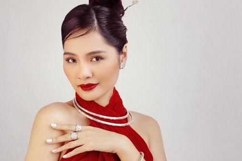 'Hoa hậu đẹp nhất châu Á 2009' Hương Giang đẹp gợi cảm hút hồn sau 11 năm kết hôn