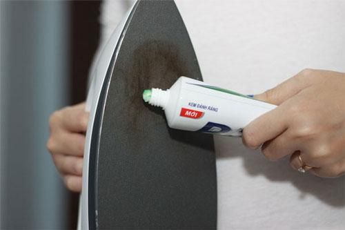 Cách làm sạch đáy bàn ủi bằng kem đánh răng phụ nữ nhất định phải biết