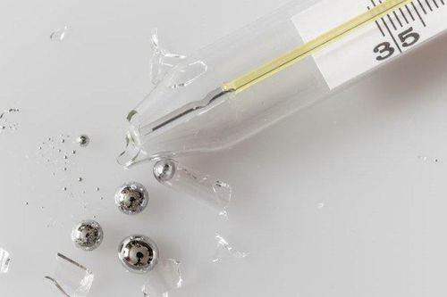 Hy hữu: Người nhà vẩy nhiệt kế quá mạnh, bé gái 11 tuổi bị nhiễm độc thủy ngân