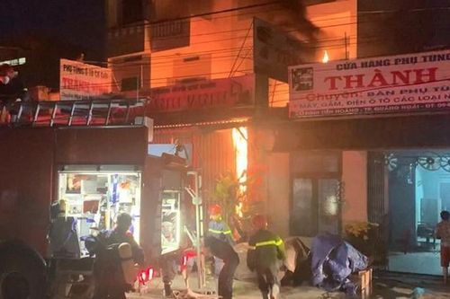 Kịp thời giải cứu hai cha con mắc kẹt trong ngôi nhà bốc cháy dữ dội