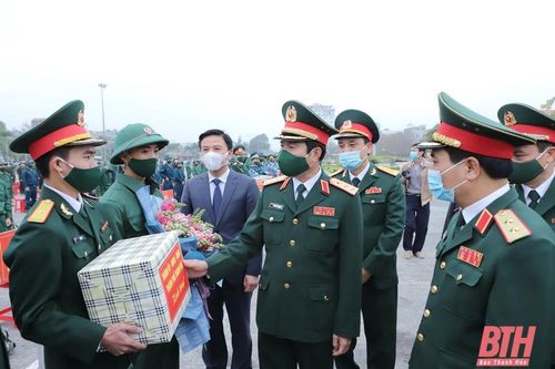 Thứ trưởng Bộ Quốc phòng Nguyễn Tân Cương; Tư lệnh Quân khu IV Nguyễn Doãn Anh; Bí thư Tỉnh ủy Đỗ Trọng Hưng dự và động viên thanh niên TP Thanh Hóa lên đường nhập ngũ