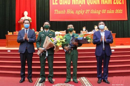 Phó Bí thư Tỉnh ủy Trịnh Tuấn Sinh dự và động viên thanh niên thị xã Bỉm Sơn lên đường nhập ngũ