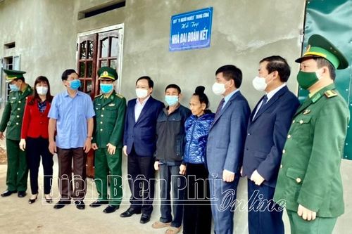 Trao tặng nhà Đại đoàn kết, bò giống cho hộ nghèo xã Thanh Nưa