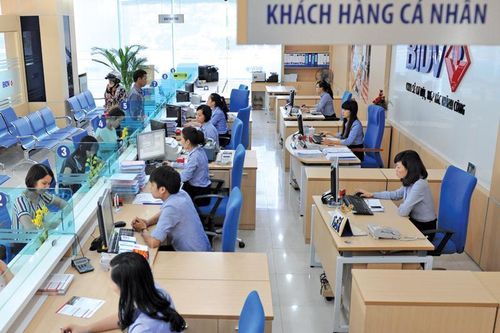 Lãi suất huy động giảm mạnh, lãi suất cho vay vẫn cao