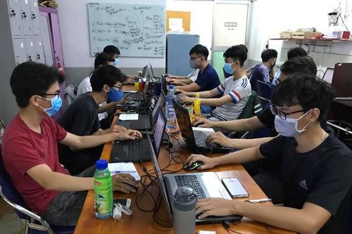 Bộ GD&ĐT đang tính toán đưa hình thức học trực tuyến thành giải pháp lâu dài
