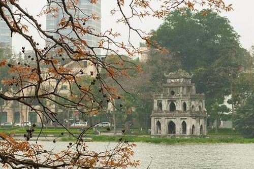 Khung cảnh hồ Gươm đẹp thơ mộng và cổ kính trong mùa cây thay lá