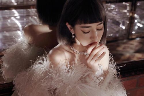 Hiếm hoi lắm Địch Lệ Nhiệt Ba mới chịu cảnh kém sắc trên thảm đỏ vì chọn nhầm tạo hình