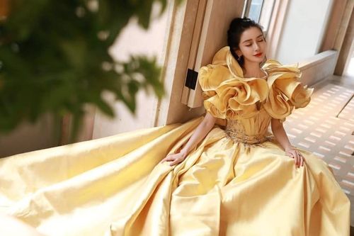 Màu vàng lên ngôi tại Đêm hội Weibo: Do vô tình đụng hàng hay là xu hướng mới?