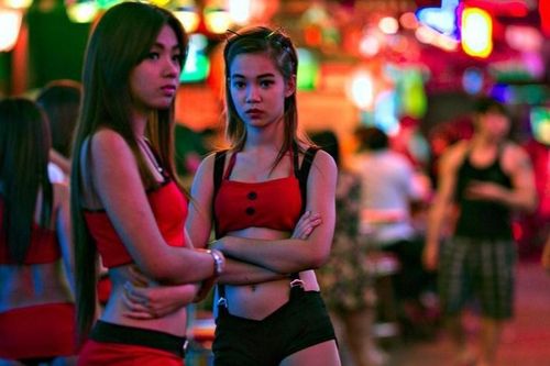 Nữ tiếp viên Thái Lan qua đời sau khi phục vụ rượu