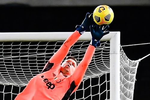 Juventus thoát 2 bàn thua khi bóng trúng khung thành