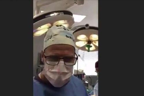 Bác sĩ hầu tòa trực tuyến trong lúc đang mổ cho bệnh nhân