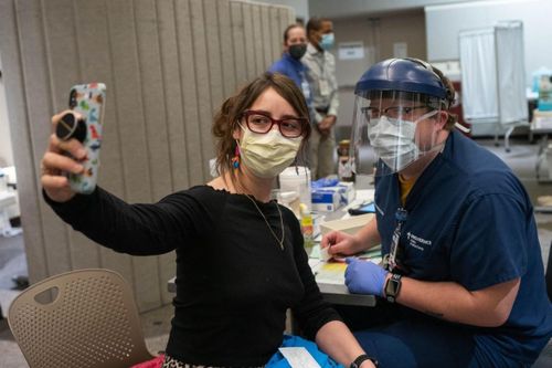 Vì sao trào lưu chụp ảnh selfie tiêm vaccine Covid-19 gây phẫn nộ?