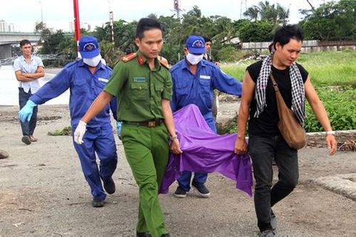 Thi thể nam thanh niên nổi trên sông Sài Gòn