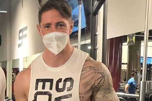 Torres trở thành thần tượng cơ bắp