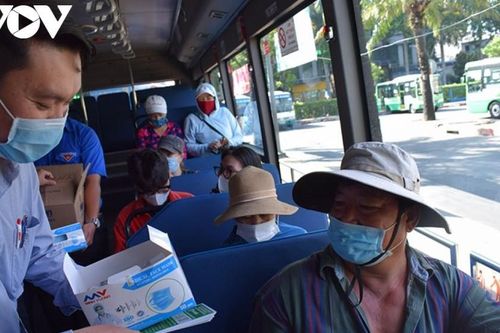 Dịch Covid-19: TP. Hồ Chí Minh phát khẩu trang và nước rửa tay miễn phí cho khách đi xe buýt