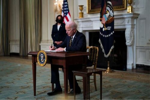 Chính quyền Biden duy trì quy định chống công nghệ Trung Quốc của ông Trump