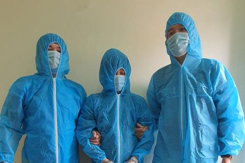Đối tượng vận chuyển trái phép tiền ra nước ngoài ra đầu thú