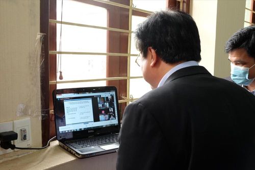 Dạy học trực tuyến, giáo viên vất vả hơn