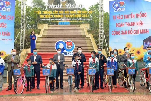 Trồng 10.000 cây xanh, tặng nhiều tủ sách, sân chơi tại Thái Nguyên