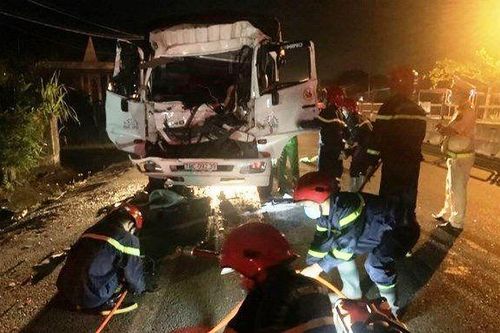 Hai xe tải va chạm, 3 người thương vong