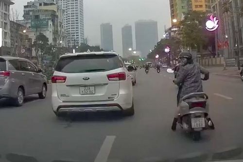 Nữ 'ninja' dừng xe đột ngột khiến hai ô tô bẻ lái gấp