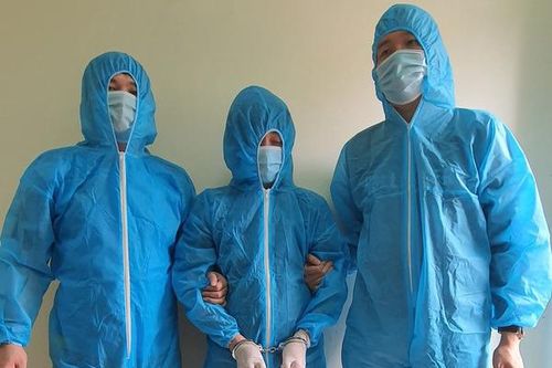 Hai đối tượng vận chuyển trái phép hàng chục nghìn tỷ đồng ra nước ngoài