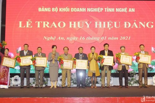 Tiền thưởng đảng viên được tặng Huy hiệu Đảng tính như thế nào?