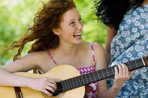Âm nhạc và tiếng cười giúp giảm huyết áp