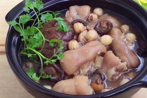 Chân giò hầm hạt sen đủ dinh dưỡng cho bữa cơm chiều