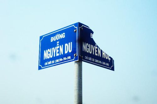 Cần chỉnh trang biển tên đường