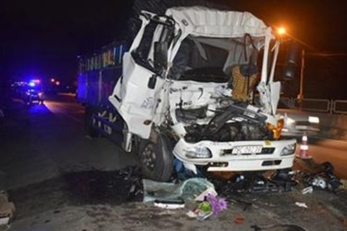 Hai xe tải tông nhau lúc rạng sáng, 3 người thương vong
