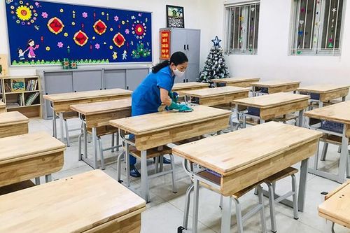 Giáo viên Hà Nội cấp tập phun khử khuẩn, vệ sinh lớp đón học sinh trở lại trường