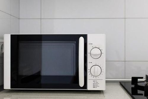 Tuyệt đối không hâm nóng thịt gà bằng lò vi sóng, lý do sẽ khiến bạn phải rùng mình