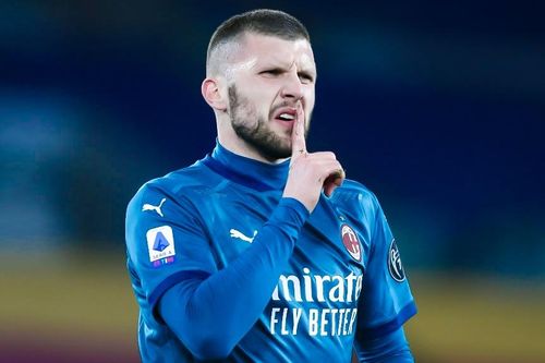 Đối thủ mắc sai lầm giúp Milan bám đuổi Inter