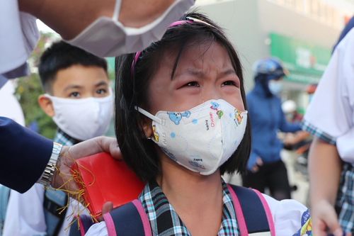 Trẻ tiểu học ở TP.HCM khóc vì bỡ ngỡ khi trở lại trường