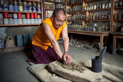 Người Tây Tạng dùng đá tẩm nước làm thuốc