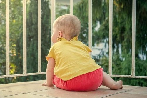 Ngã từ ban công và những nguy hiểm khi trẻ ở nhà