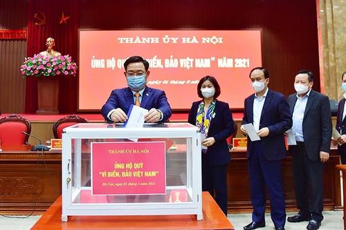 Thành ủy Hà Nội ủng hộ Quỹ 'Vì biển, đảo Việt Nam' năm 2021