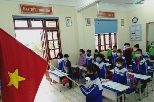Học sinh Quảng Ninh phấn khởi đi học trở lại sau nhiều ngày nghỉ vì dịch Covid-19