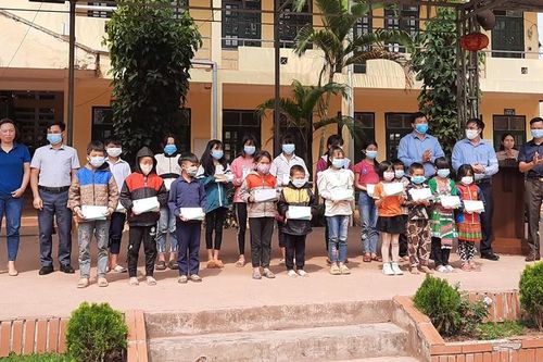 Trao 80 suất học bổng cho học sinh dân tộc thiểu số huyện Mường Nhé