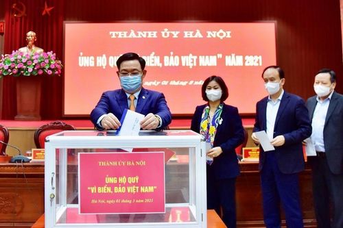 Thành ủy Hà Nội ủng hộ Quỹ 'Vì biển, đảo Việt Nam' năm 2021