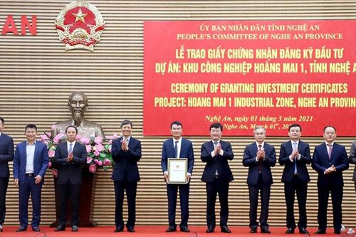 Trao giấy chứng nhận đăng ký đầu tư Dự án KCN Hoàng Mai 1