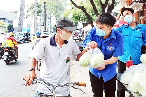 Tiêu thụ nông sản giúp nông dân