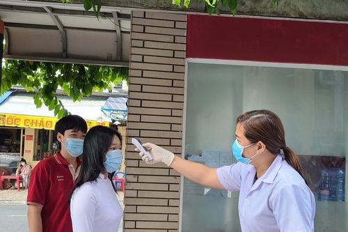 Học sinh thành phố Hồ Chí Minh hân hoan trở lại trường
