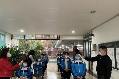Học sinh Bắc Ninh thực hiện nghiêm an toàn phòng dịch ngày đầu đến trường